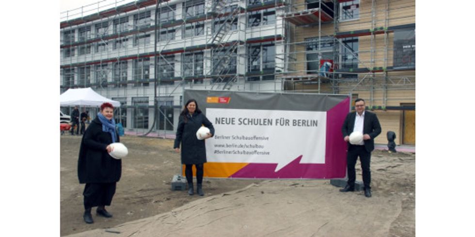 Marielle Rosemayer, Sandra Scheeres und Michael Grunst auf der Baustelle der Grzimek-Schule