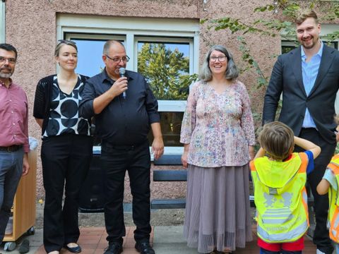 Die Geschäftsführung der oXxymoron gemeinnützige GmbH zusammen mit dem Bezirksstadtrat für Jugend, Familie und Gesundheit, Max Kindler