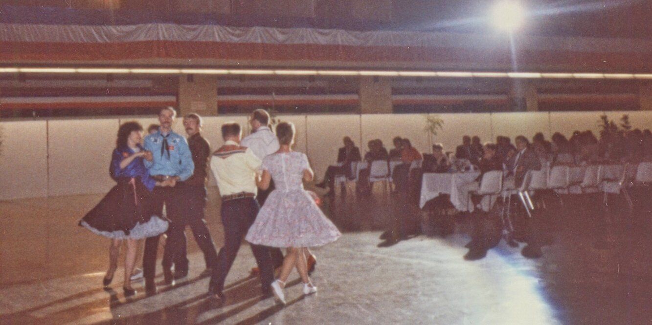 Tanzgruppe in der Abflughalle im Flughafen Tempelhof