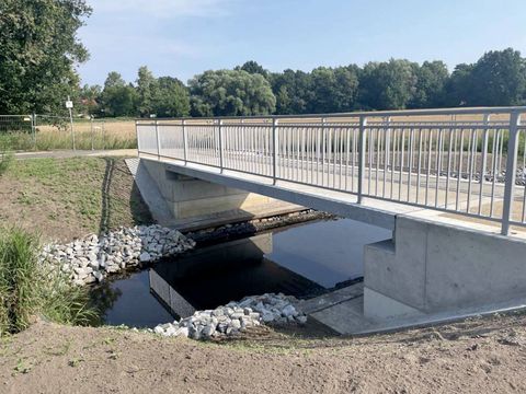 Bildvergrößerung: Brücke Ilse-Krause-Steg: Brückenplatte aus vorgespannten Granitelementen mit Füllstabgeländer
