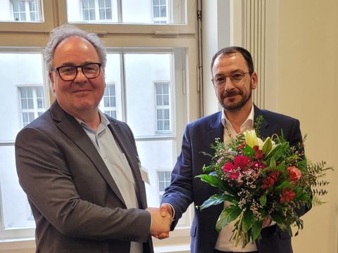 Bildvergrößerung: Hans-Joachim Fritzen gratuliert Andreas Becker (rechts) zur Wahl als Vorsitzender des LPA