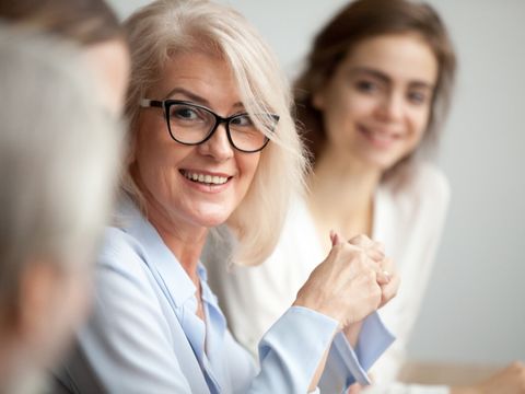 Mehrere Personen unterhalten sich sitzend