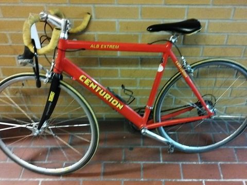 Rotes Herrenfahrrad