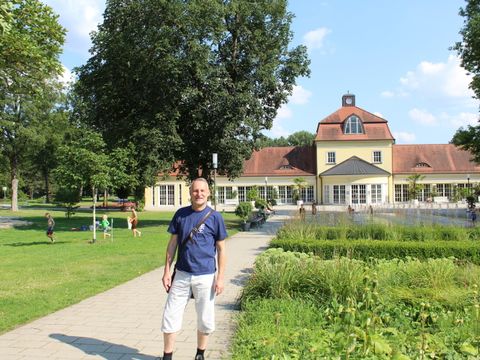 Partnerschaftsbeauftragter Christian Urlaub vor dem Kurhaus in Bad Hersfeld, Kreisstadt des Kreises Hersfeld-Rotenburg, zu dem Nentershausen gehört