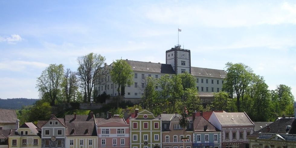 Weitra: Rathausplatz und Schloss aus der Vogelperspektive