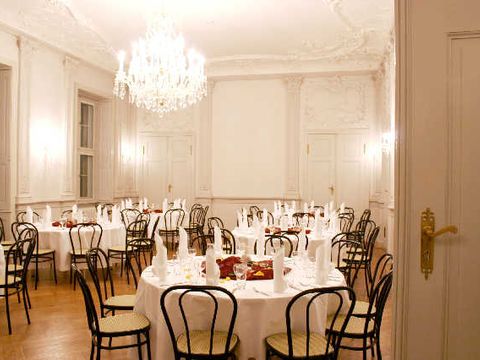 Bestuhlter Rokokosaal im Gutshaus Steglitz