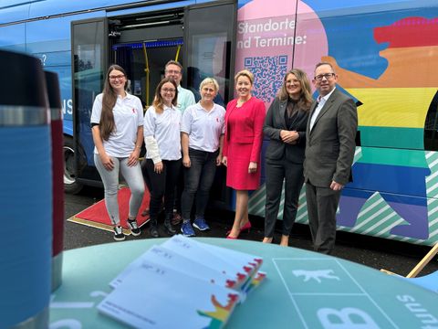 Vor dem Karrierebus des Landes Berlin auf dem Ausbildungstag SüdOst 2024 - v.r.n.l.: Oliver Igel, Bezirksbürgermeister; Christina Henke, Staatssekretärin für Bildung; Franziska Giffey, Senatorin für Wirtschaft, Energie und Betriebe; Mitarbeiterinnen des Bezirksamtes Treptow-Köpenick; hinten: Sven Schmohl, Leiter der Wirtschaftsförderung Treptow-Köpenick