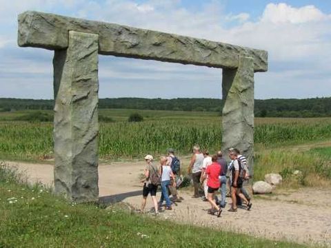 Das steinerne Eingangstor zum Geopark Eiszeitland