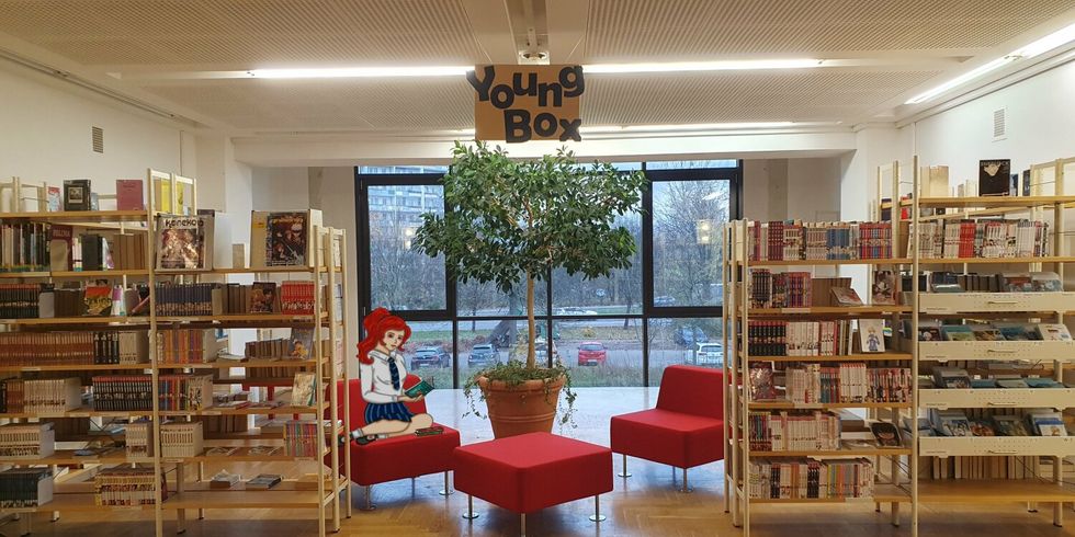 Jugendbereich der Bibliothek mit roten Sitzgelegenheiten