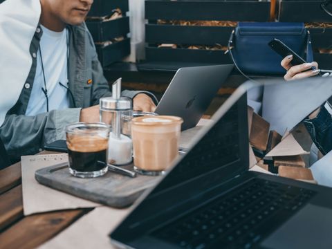 Mehrere Laptops in einem Coffeshop