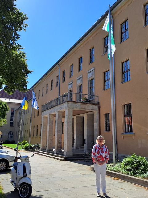 Die stellvertretende Bezirksbürgermeisterin Cerstin Richter-Kotowski vor der gehissten Mayors for Peace-Flagge am Rathaus Zehlendorf