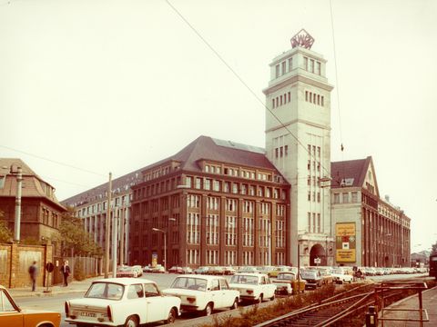 WF Turm mit Peter-Behrens-Bau, am rechten Bildrand Bahngleise und "Bulle", Autos im Vordergrund, Ecke Wilhelminenhofstraße-Ostendstraße - zwei Abzüge