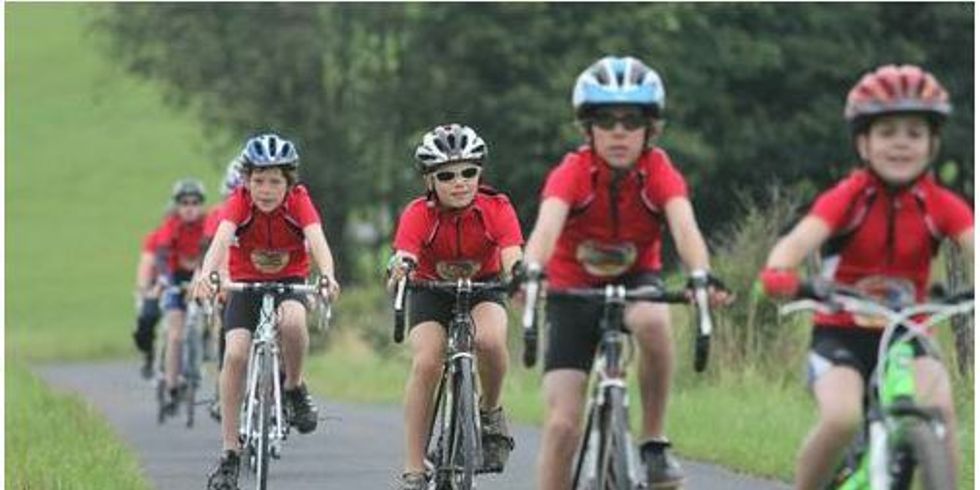 Kinder fahren Fahrrad