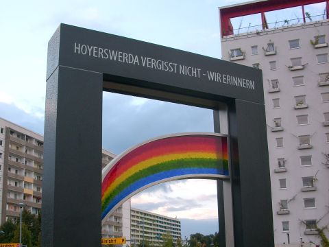 In Hoyerswerda erinnert ein Denkmal an die rassistischen Angriffe auf Vertragsarbeiterinnen und Vertragsarbeiter im Herbst 1991