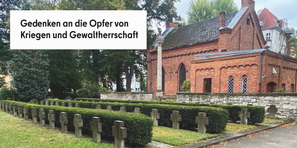 Friedhof in Friedenau mit Grabkreuzen