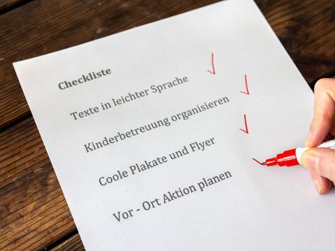 Checkliste_Was bedeutet gute Beteiligung konkret_ Foto von einer Checkliste, die abgehakt wird mit einem Stift. Auf der Checkliste stehen Begriffe wie "Texte in leichter Sprache"