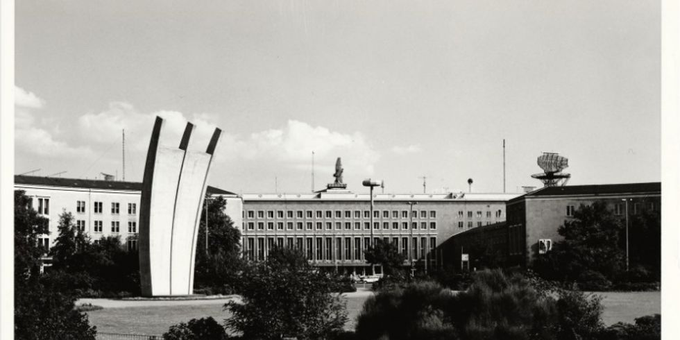 Schwarz-Weiß-Foto des Luftbrückendenkmals