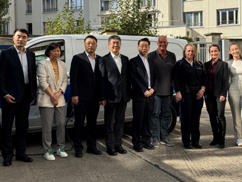 Gruppenfoto mit der Delegation aus Peking und den Kolleg*innen vom Ordnungsamt.