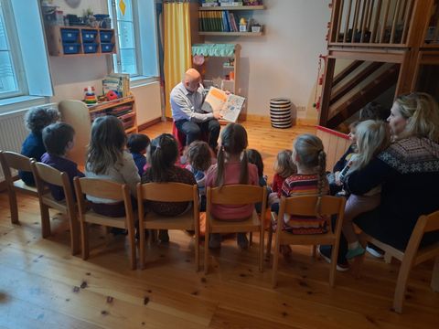Bildvergrößerung: Bezirksstadtrat Alexander Ewers (SPD) beim Vorlesen aus "Trau dich, Koalabär"