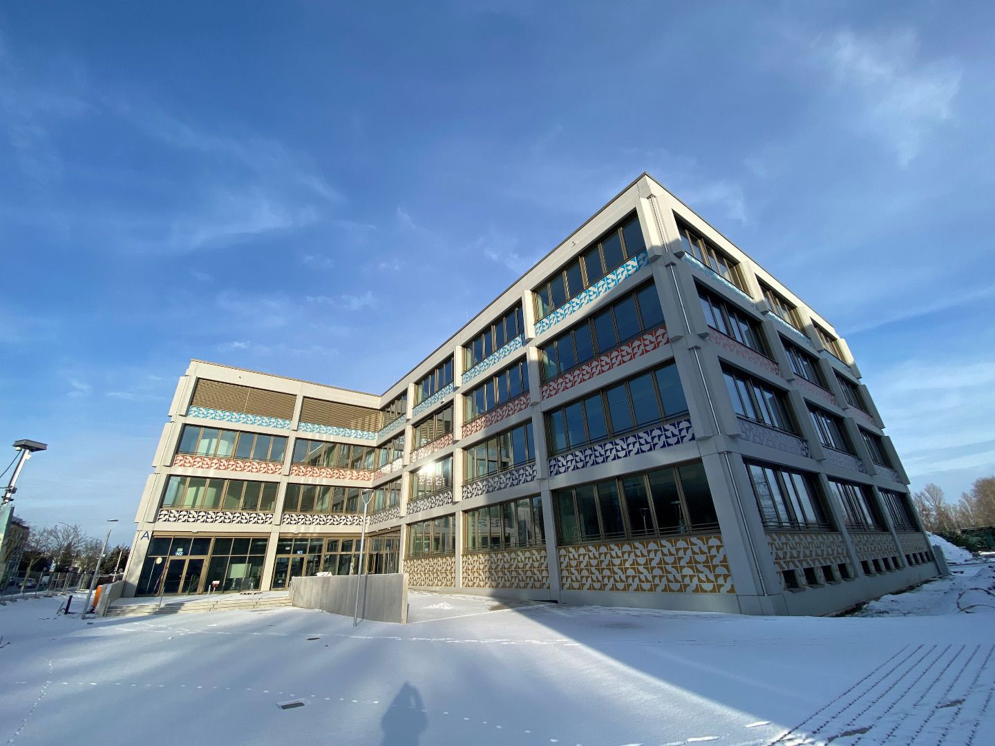 Außenansicht 49. Grundschule im Schnee mit Sonnenschein