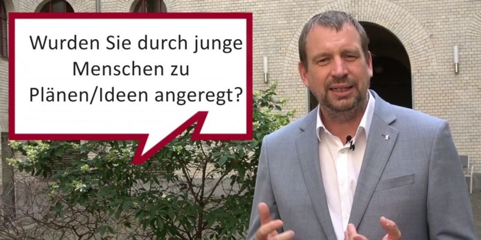 Portrait von Aleksander Dzembritzki mit Einblendung der Fragestellung: „Wurden Sie durch junge Menschen zu Plänen/Ideen angeregt?“