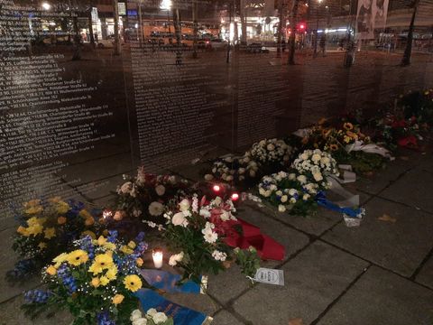 9. November 2024: Stilles Gedenken von BVV und Bezirksamt Steglitz-Zehlendorf an der Spiegelwand, Hermann-Ehlers-Platz