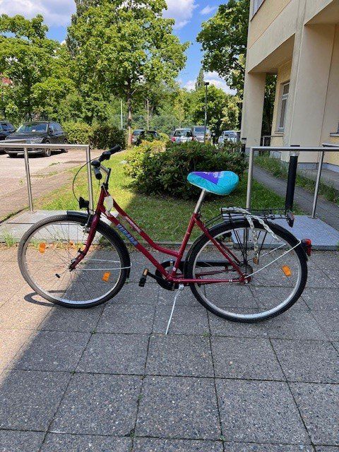 Rotes Damenfahrrad