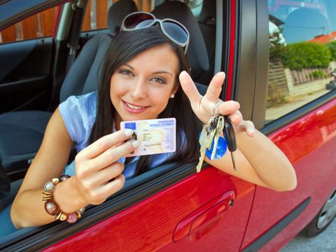 Frau mit neuem Auto und Führerschein