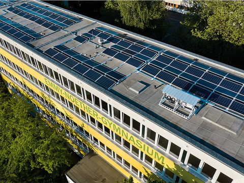 Dach des Emmy-Noether-Gymnasium mit Solaranlage