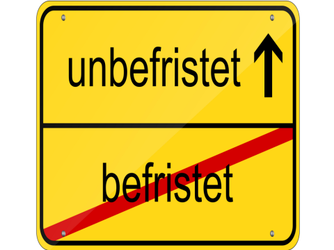 Straßenschild mit den Wörtern befristet und unbefristet