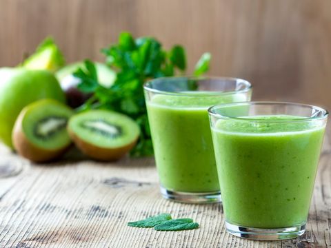 Gesunde grüne Smoothie auf Holztisch