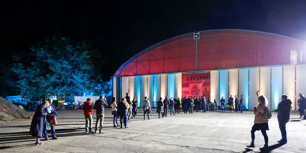 Besucher vor dem Eingang der Spielstätte Flugzeughangar Cottbus