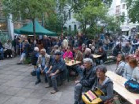 Ausstellungseröffnung In Kreuzberg spielt die Musik