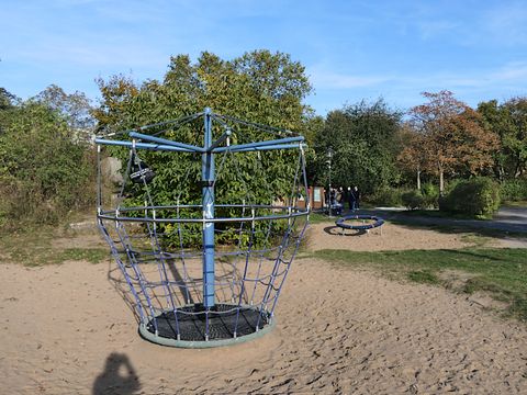 Libertypark - Spielfläche mit Kletterspinne und Ring