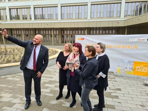 Bildvergrößerung: Gruppenfoto anlässlich der Schlüsselübergabe an der Wolfgang-Borchert-Schule (v.l.n.r.): Spandaus Bildungsstadtrat Frank Bewig, Bezirksbürgermeisterin Dr. Carola Brückner, Bildungssenatorin Astrid-Sabine Busse, Schulleiterin Daniela Mroncz und Senatsbaudirektorin der Senatsverwaltung für Stadtentwicklung, Bauen und Wohnen Prof. Petra Kahlfeldt