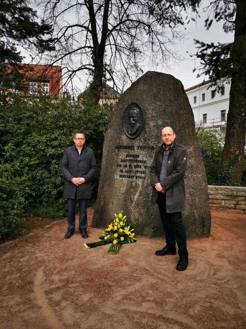 Bildvergrößerung: Bezirksbürgermeister und BV-Vorsteher am Gedenkstein auf dem Futranplatz