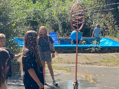 Wasser ram Brunnenplatz und Kunst-Installation im Becken