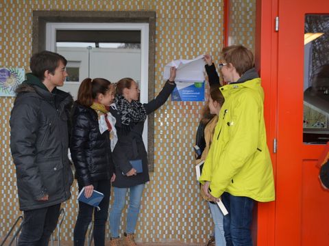 Schülerinnen und Schüler enthüllen das Erasmus-Schild