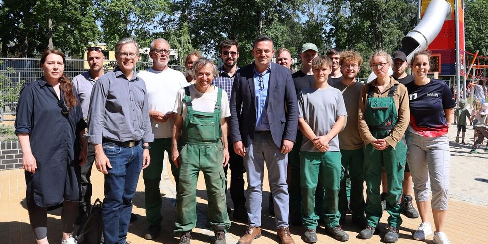 Bezirksstadtrat Urban Aykal (mittig mit Jackett) mit Auszubildenden und Mitarbeitenden des Straßen- und Grünflächenamts