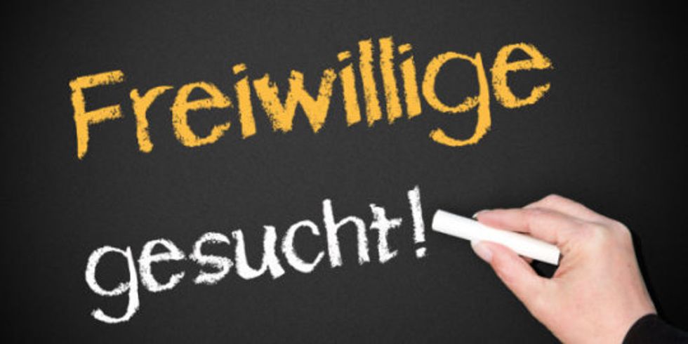 Tafel mit Kreideaufschrift Freiwillige gesucht