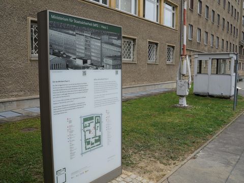 Infotafel und Wärterhäuschen auf dem Campus für Demokratie