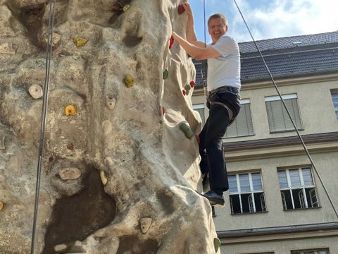 Bildvergrößerung: Bezirkstadtrat Dollase Klettert