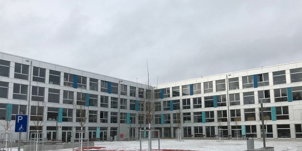 Außenansicht Schuldrehscheibe Werneuchener Wiese mit Schnee