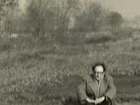 Rudolf Dörrier in den baulichen Überresten des ehemaligen KZ-Außenlagers Falkensee, 1959