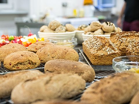 gebackene Brotvielfalt: Vollkornbrot, Brötchen, Partybrötchen auf einem Tisch zusammengestellt