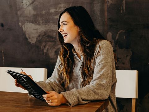 Frau arbeitet an einem Tablet