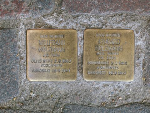 Bildvergrößerung: Stolperstein für Familie Holzmann