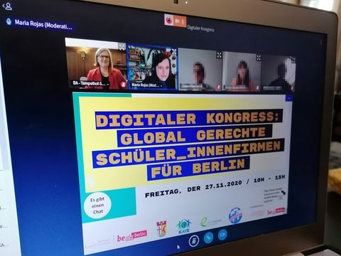 Bildvergrößerung: Ein Ausschnitt eines Bildschirms, auf dem Teilnehmende des Kongresses mit Webcam zu sehen sind und die Überschrift: Digitaler Kogress: Global gerechte Schüler_innenfirmen für Berlin