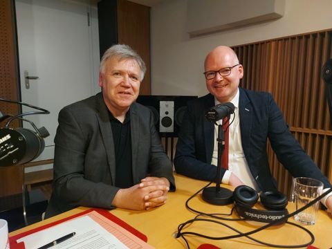 Bildvergrößerung: Bezirksstadtrat Tim Richter mit Landeswahlleiter Prof. Stephan Bröchler