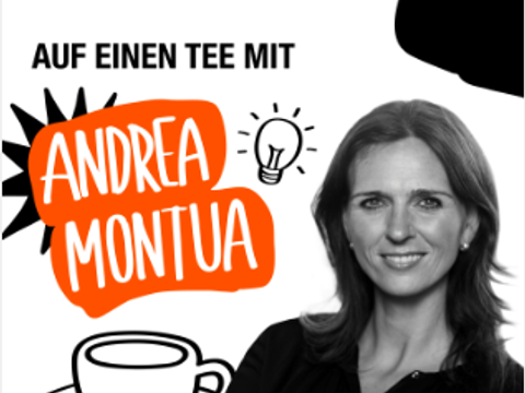 schwarz weiß Foto von Andrea Montua, weißer Hintergund, gezeichnete Teetasse und Glühbirne, weißer Schriftzug Andrea Montua auf orangenem Hintergrund, darüber ein kleinerer schwarzer Schriftzug auf einen Tee mit